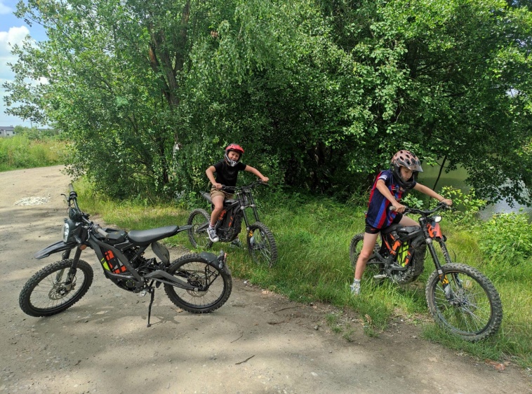 Wycieczki na elektrycznym crossie marki SurRon