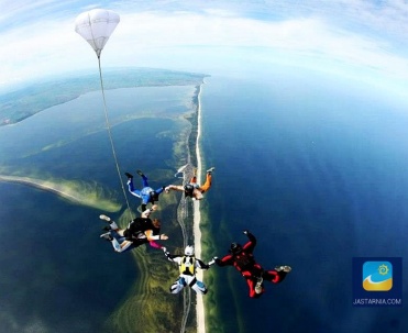 Lotnisko Jastarnia -  oferuje loty widokowe, skoki spadochronowe.