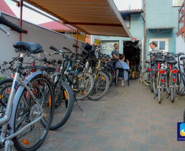 Polecamy wycieczki rowerowe - na zdjęciu jedna z wypożyczalni w Jastarni.