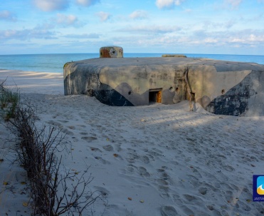 Bunkry na plaży pomiędzy Kuźnicą a Jastarnią - warto zobaczyć - od strony morza.