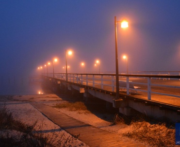 Molo szerokie, nowoczesne z oświetleniem i dwoma poziomami w końcowej części.