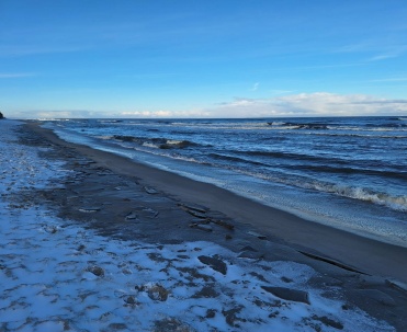 Spokojna zimowa plaża nad Bałtykiem &ndash; Jastarnia