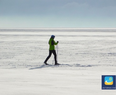 Narciarstwo biegowe na plaży.
