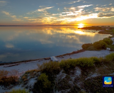 Zachodzące słońce nad zatoką.