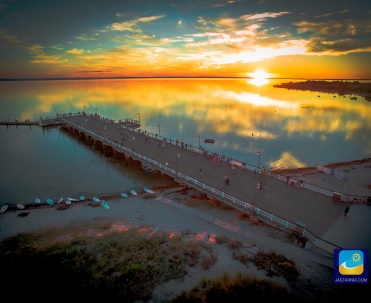 Molo o zachodzie słońca.