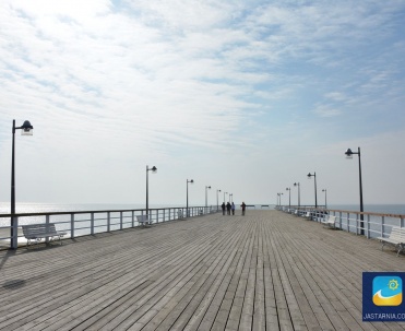 Molo stanowi przedłużenie ulicy Stelmaszczyka, gł&oacute;wnej arterii spacerowej  Jastarni.