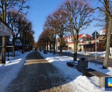 Ulica Sychty zimą. W sezonie wzdłuż ulicy mieszczą się punkty gastronomiczne i handlowe.
